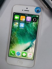 Apple iPhone 5 – Unlocked 16GB / 32GB – iOS 10 – Gold/Black/Silver – 90% N ew