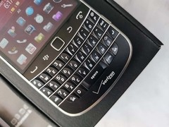 BlackBerry Bold Touch 9930 8GB GPS WiFi 5MP Unlocked Smartphone Black/White Gift