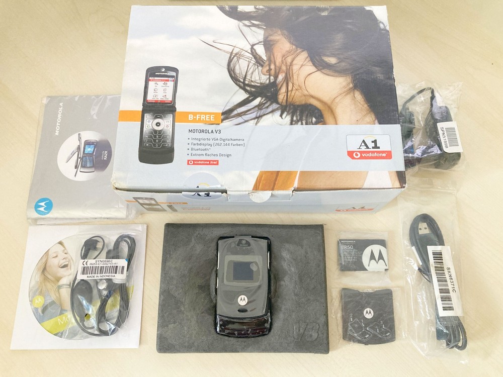Motorola RAZR V3 – Brand NEW in Box – Black – Original – UNLOCKED