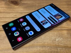 Samsung Galaxy S22 Ultra 5G -128 GB – Burgundy – Live Demo Unit – For Parts Only