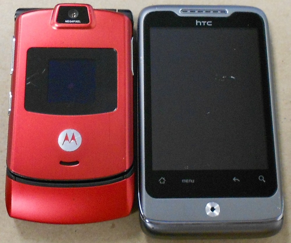 Lot of 2 Vintage Phones No Pwr for Parts/Repair V3m & Wildfire 0421-07M