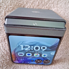 Motorola Razr 2024, 256GB, Gray XT2453-3, Unlocked, Black Dots