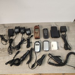 For Parts Lot Of 4 Cell Phones & Various Accessories Motorola Nokia Samsung