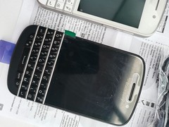 BlackBerry Q10 (UNLOCKED) 16GB Black / White QWERTY Smartphone Good Deal SALE
