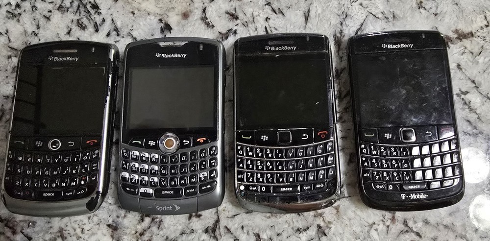 LOT OF 4: BlackBerry Phones 2-Bold 9700, 8330, 9300 For Parts Or Repair