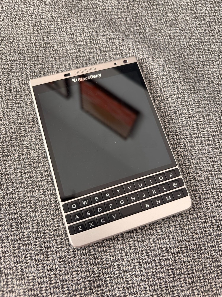 BlackBerry Passport SE 64GB Unlocked 4.5in 13MP QWERTY Keyboard