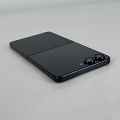 Samsung Galaxy Z Flip7 Aluminum Black 256GB AT&T – LCD Bleed/Backlight Bleed