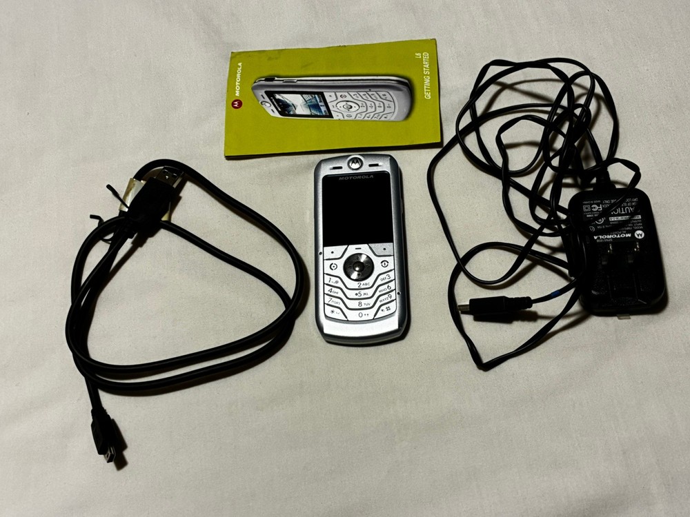 Motorola SLVR L6 Silver in the box used turn on