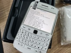 BLACKBERRY 9900 BOLD – 8 GB – Black / White 3G (Unlocked) Free Shipping XMAS
