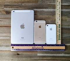 White/Gold Apple ipad and iphones -Lot of 3 For Parts or Repair (All Power On)