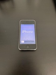 Apple iPhone 3GS – 32 GB – Black (Unlocked) With Screen Fracture