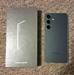 Samsung Galaxy S25 FE 128GB Black 6.7″ 5G Cricket Wireless Locked w/ Box