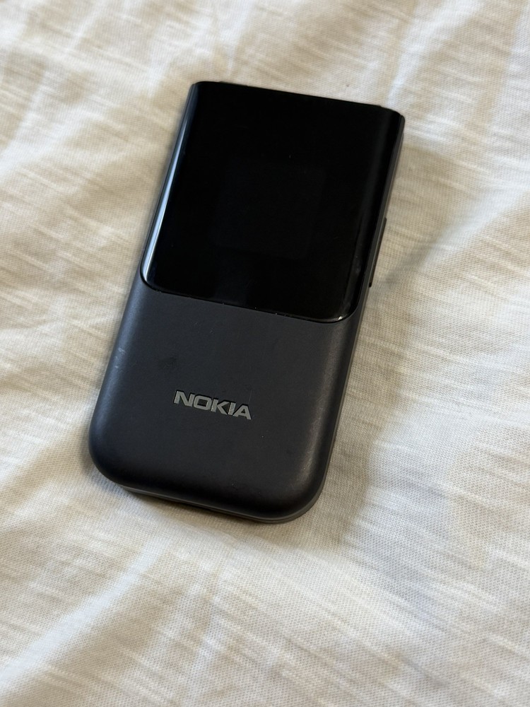 Nokia 2720 Flip – 4 GB – Black (Verizon)