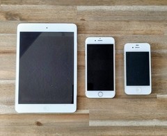 White/Gold Apple ipad and iphones -Lot of 3 For Parts or Repair (All Power On)